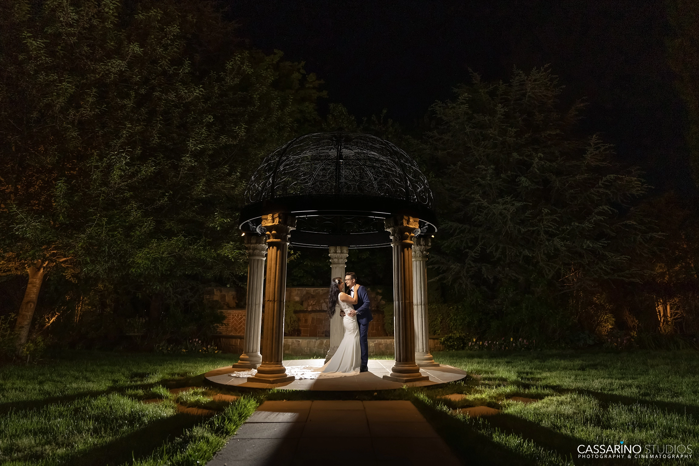 Wedding photography at Inn at New Hyde Park Long Island by Cassarino Studios
